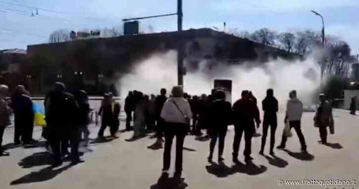 Guerra in Ucraina, nuove proteste a Kherson contro l’occupazione dei russi: militari sparano lacrimogeni per disperdere la folla. Quattro feriti