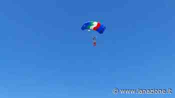 Pisa: giornata della Solidarietà, i parà atterrano sul Ponte di Mezzo - LA NAZIONE