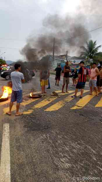 Moradores de Bertioga, SP, protestam por melhorias após ruas e casas ficarem alagadas - Globo