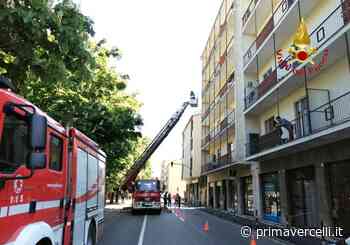 Crollo parziale in Corso Italia: traffico rallentato - Prima Vercelli