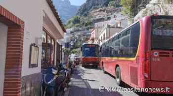 Positano, difficoltà di manovra per due autobus incrociatisi in Via Marconi. Traffico paralizzato - Positanonews - Positanonews