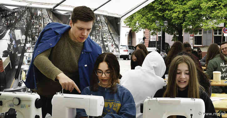 Heidelberg:  Fabrik-Simulation stellt harte Bedingungen von Textil-Arbeitern nach