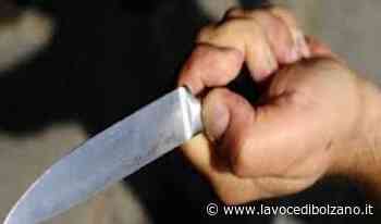 Paura sulla passeggiata a Merano: donna minacciata con un coltello da due sconosciuti - La Voce di Bolzano