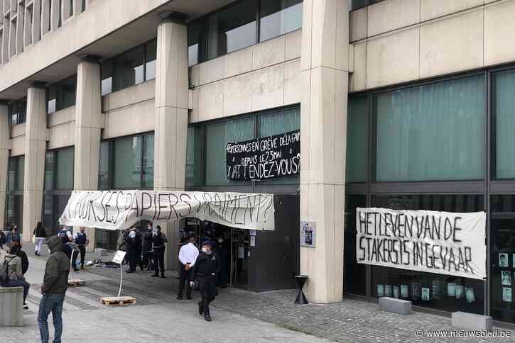 Dienst Vreemdelingenzaken beklad en beplakt bij politieke actie: “Bureau van de schande”