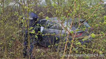 Schwerer Unfall bei Bad Endorf: Fahrer aus Landkreis Rosenheim landet mit Auto im Gebüsch