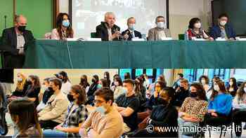 Gallarate, il Gadda-Rosselli premia i migliori studenti. «Siete il nostro futuro» - malpensa24.it