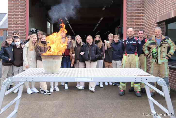 Brandweer leert leerlingen hotelschool frietketelbrand blussen
