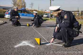Nach Unfall: Polizei sucht Halter eines roten Volvo - Super Tipp