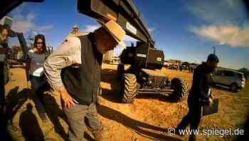 Bodycam-Aufnahmen vom Set-Unfall mit Alec Baldwin: »Ich war derjenige, der die Waffe gehalten hat, ja« - DER SPIEGEL