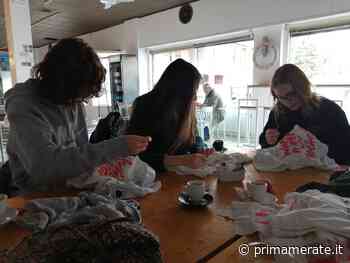 Le volontarie di Mani Tese ridanno vita ad abiti usati - Prima Merate