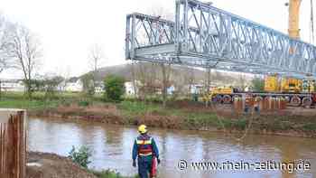 Im zweiten Anlauf erfolgreich: Provisorische Ersatzbrücke des Christinenstegs in Sinzig ist eingehoben - Rhein-Zeitung