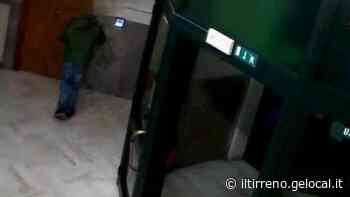 Massa, furbetti del cartellino: a processo i 7 accusati anche di peculato d'uso. Chi sono e i presunti danni erariali - Il Tirreno