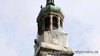 Der Perlachturm trägt jetzt obenrum ein Netz