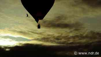Landkreis Celle: Heißluftballon bleibt an Baum hängen - NDR.de