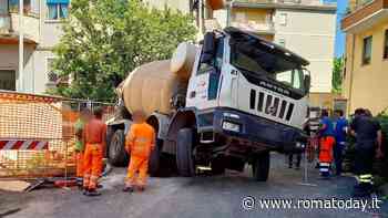 Camion betoniera sprofonda in una voragine, chiusa la strada