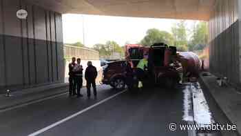 Aarschotsesteenweg in Leuven afgesloten aan het Vuntcomplex na ongeval met gekantelde betonmixer - ROB-tv