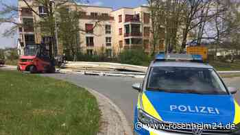 Schwertransporter verliert Fertighausteile in Wasserburg – Verkehr wird um den Kreisverkehr herumgeführt