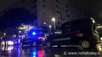 La cocaina venduta attraverso un foro della vetrata condominiale