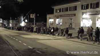 Corona: Über 200 „Spaziergänger“ in Holzkirchen - Maßnahmen-Skeptiker erfahren weiter Zulauf - Merkur.de