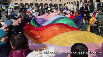 A Vigevano i bimbi delle scuole in piazza per la pace in Ucraina - video.laprovinciapavese.gelocal.it