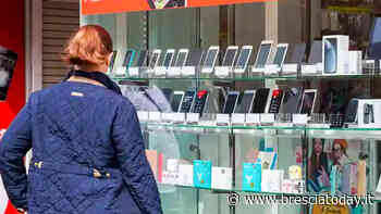 Ruba telefoni in un supermercato: inseguito e bloccato dai clienti alla cassa - BresciaToday