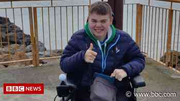 The teen reviewing public transport for wheelchair users - BBC