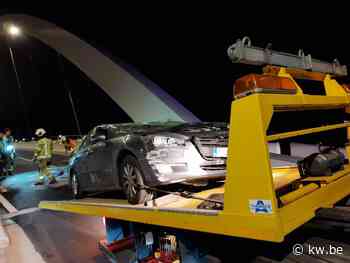 Auto spectaculair overkop op gloednieuwe Munkenbrug tussen Waregem en Wielsbeke - KW.be - KW.be