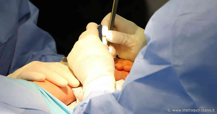 Chirurgia plastica, un camper a Napoli davanti alle scuole per parlarne con esperti: è polemica