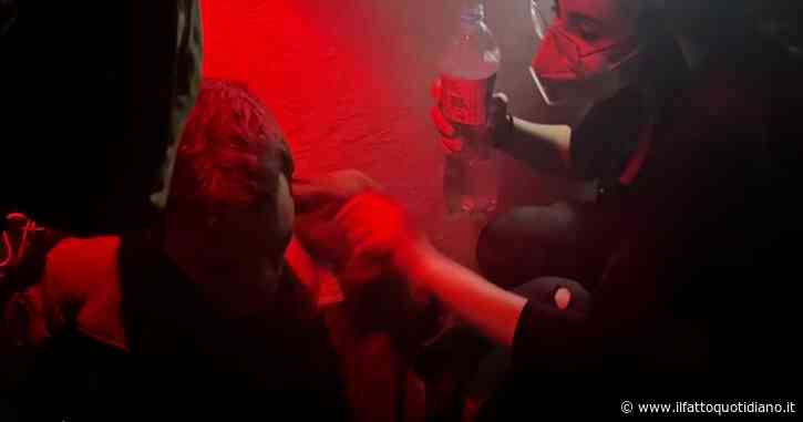 Guerra in Ucraina, le immagini dentro l’acciaieria Azovstal di Mariupol: soldati vengono soccorsi dopo l’attacco russo