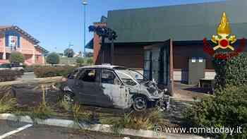 Paura fuori dal McDonald's: auto in fiamme, mamma e figlia scappano in tempo
