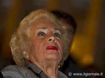 Applausi per il feretro di Donna Assuna Almirante all'arrivo in chiesa