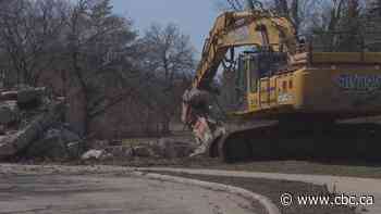 Cleanup resumes at site of former CNIB building in Regina