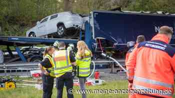 Polizei sucht Zeugen: LKW-Fahrer stirbt auf der A261 nach Auffahrunfall