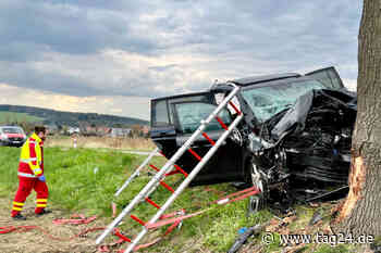 Heftiger Crash nahe Dresden: VW Touran prallt gegen Baum, Fahrer wird schwer verletzt - TAG24