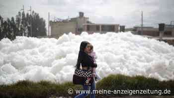 Kolumbien: Stinkende Schaumwelle rollt durch die Straßen