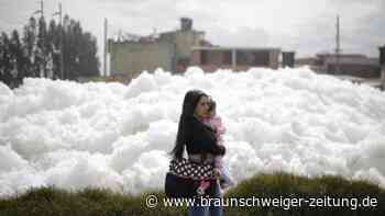 Kolumbien: Stinkende Schaumwelle rollt durch die Straßen