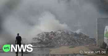 500 ton papier vat vuur in Wijnegem: "Veel rook dus sluit ramen en deuren" - VRT NWS
