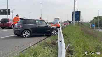 Vier mensen naar het ziekenhuis na ongeval op verkeerswisselaar in Brugge - KW.be - KW.be