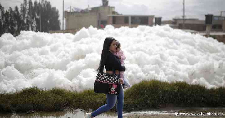 Kolumbien: Stinkende Schaumwelle rollt durch die Straßen