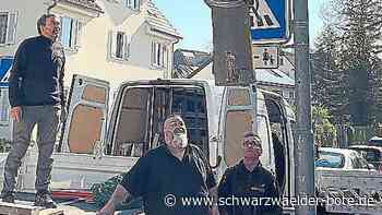 Restaurator aus Balingen - Autokran holt Bildstock ab - Schwarzwälder Bote