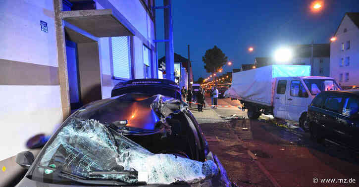 Mannheim:  Schwerer Autounfall führt zu Einsatz (Update)