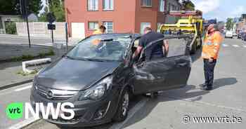 Auto op zijkant in Kapellestraat in Aartselaar: bestuurster zwaargewond - VRT NWS