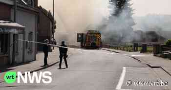 Zware brand in loods Erpe-Mere: persoon met rookvergiftiging afgevoerd - VRT NWS