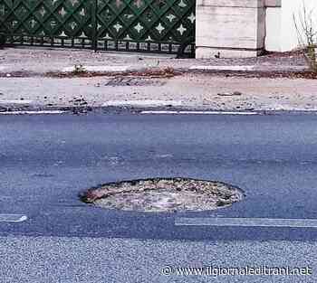 Trani, in via di Francia si sbriciola l'asfalto e ricompaiono pericolosamente due chiusini - ilgiornaleditrani - Radio Bombo