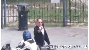 Trani, Massimo Lopez trascorre il 25 aprile sul lungomare della cittadina pugliese - Gazzetta del Sud