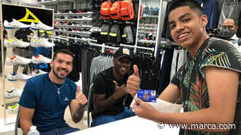 Joel Campbell y Celso Ortiz hacen feliz a un aficionado de Rayados y le firman en su credencia de la escuela - Marca México