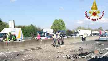 Modena, A1 chiusa 12 ore dopo lo schianto fra camion e auto. Lavori di ripristino del new jersey - La Repubblica