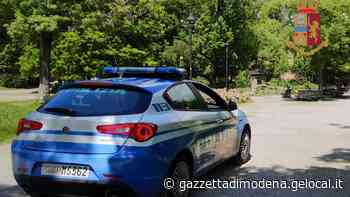 Modena, ruba registratore di cassa e fugge dal negozio. Inseguito e arrestato - La Gazzetta di Modena