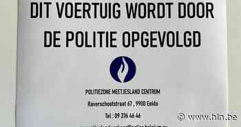 Politie plakt stickers op achtergelaten voertuigen - Het Laatste Nieuws
