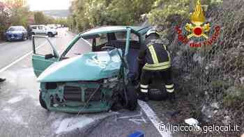 Trieste, scontro in strada per Basovizza: i pompieri estraggono uno degli autisti dall’abitacolo. In quattro a Cattinara - Il Piccolo